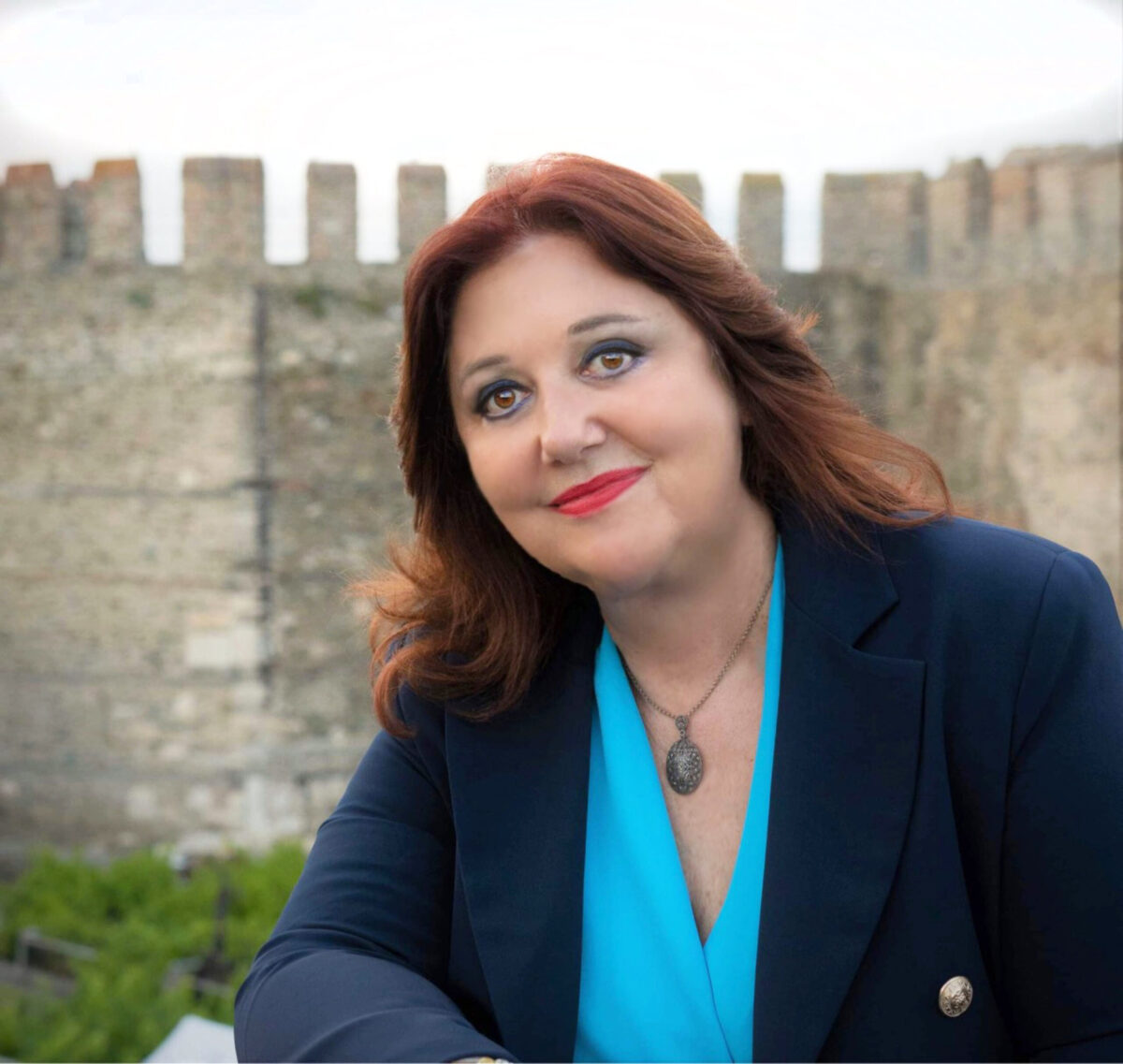 Η Άννα Μυκωνίου υποψήφια με τον Απόστολο Τζιτζικώστα