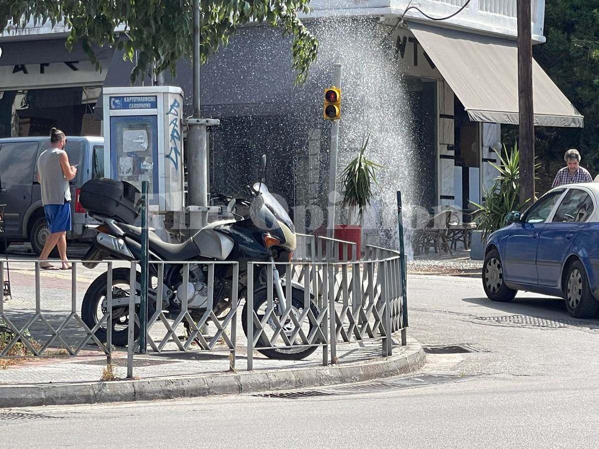 Συντριβάνι νερού ξεπετάχτηκε σε κεντρική οδό της Θεσσαλονίκης (ΦΩΤΟ-VIDEO)