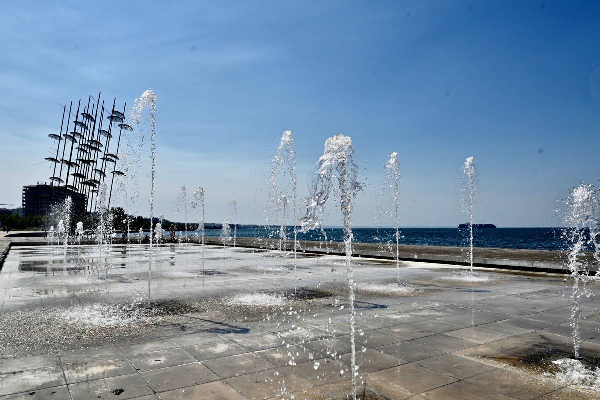 Σε δοκιμαστική λειτουργία τα σιντριβάνια στις «Ομπρέλες» του Ζογγολόπουλου (ΦΩΤΟ)