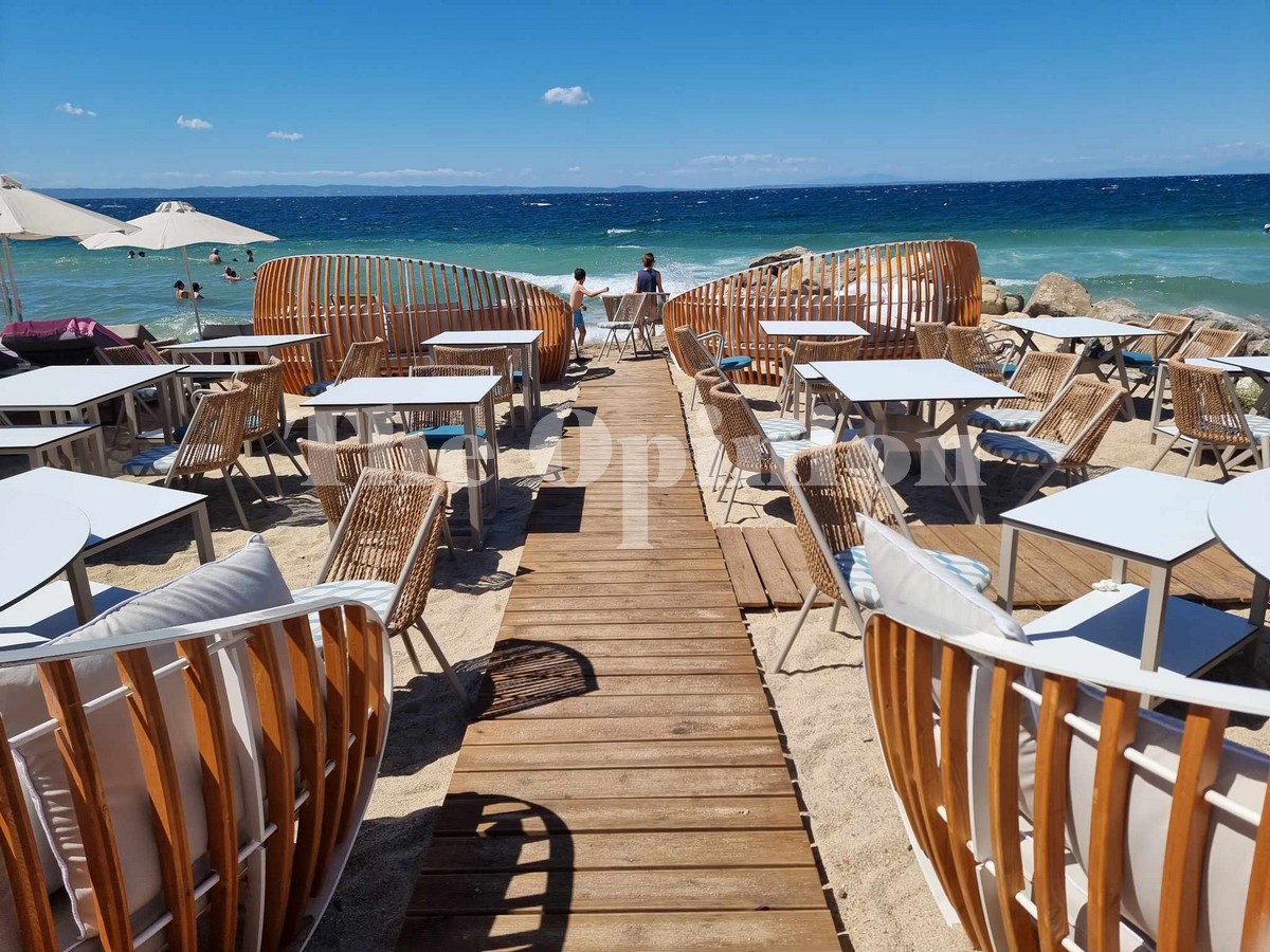Δεκαέξι συλλήψεις για παράνομες ομπρέλες και ξαπλώστρες σε Κυκλάδες και Επτάνησα