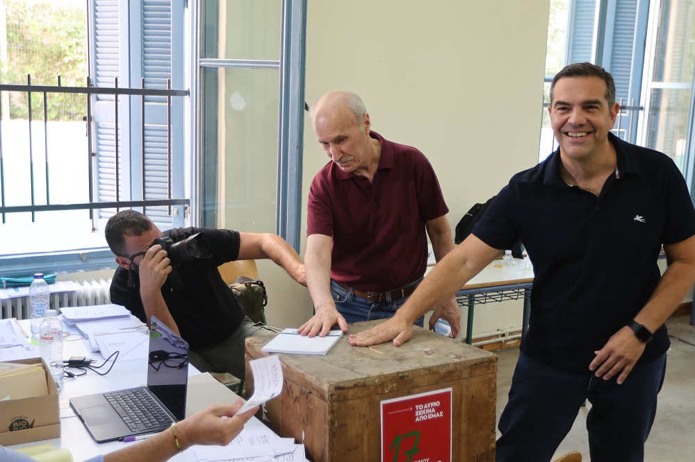 Άσκησε το εκλογικό του δικαίωμα ο Τσίπρας – «Σήμερα μιλούν τα χιλιάδες μέλη του ΣΥΡΙΖΑ» (ΦΩΤΟ)