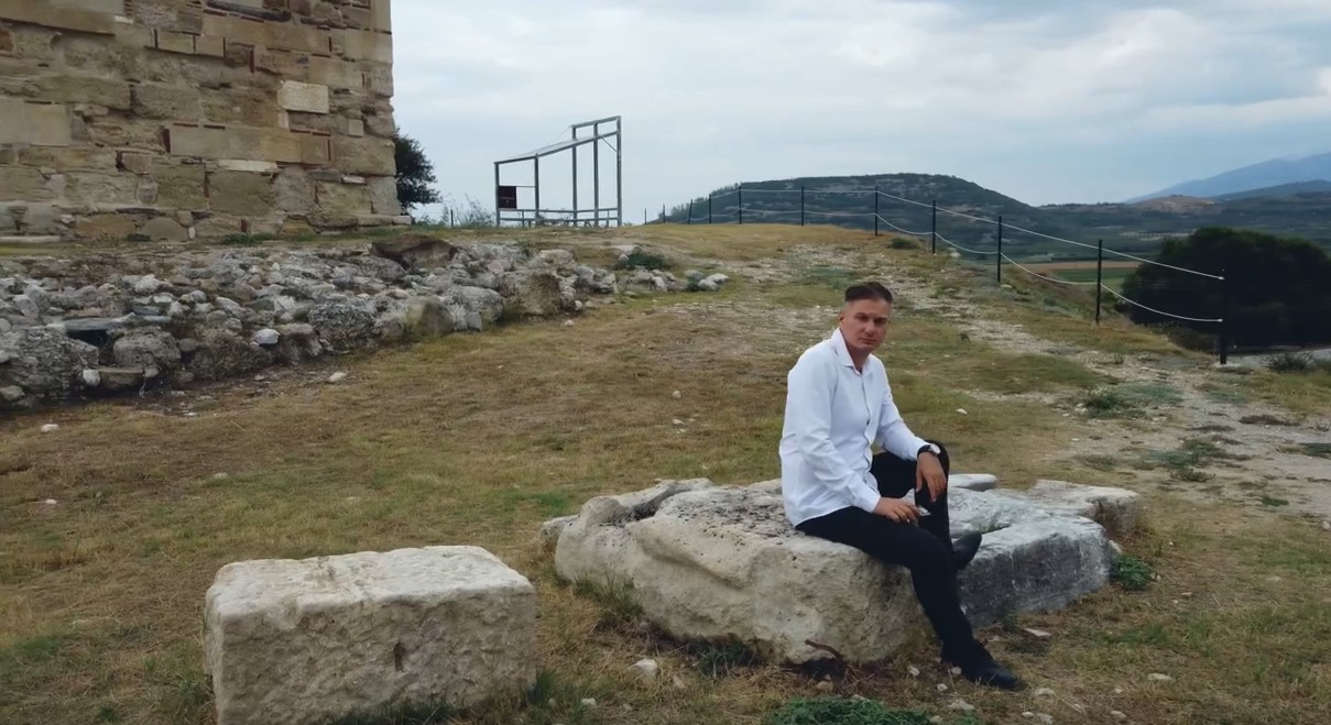 Στον τύμβο Καστά το προεκλογικό σποτ του  Βασίλη Ρόκου