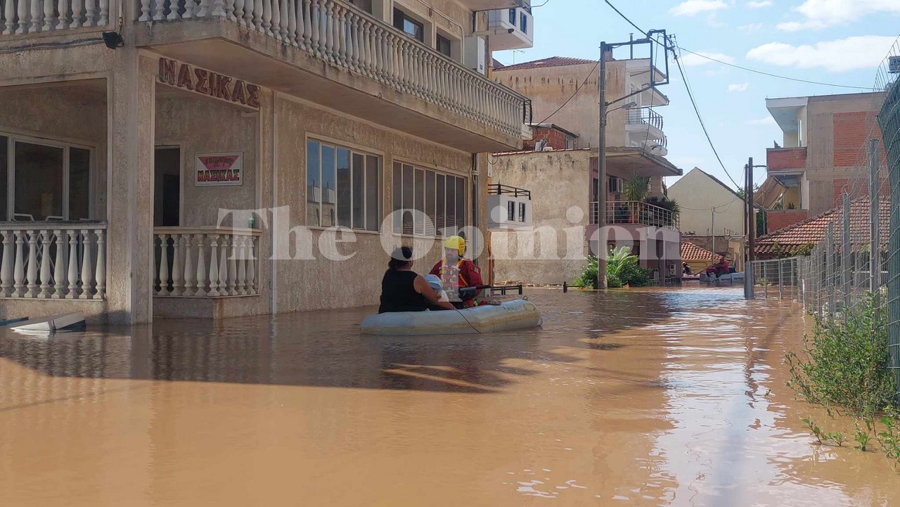 Απεγκλωβισμοί στην Φιλιππούπολη με τις βάρκες – Ανεβαίνει η στάθμη του νερού (ΦΩΤΟ+VIDEO)