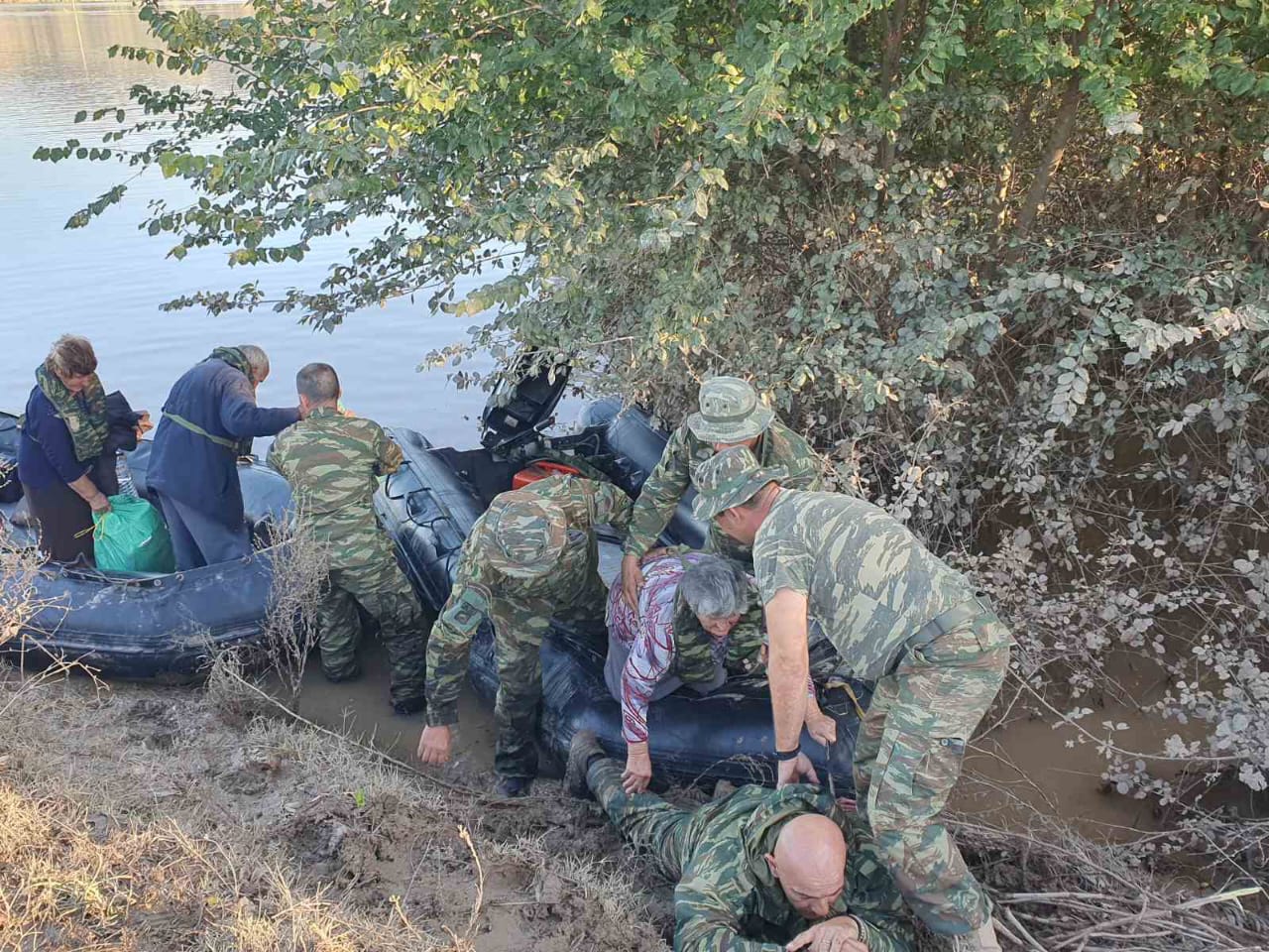 Συγκλονιστική φωτογραφία: Πεζοναύτης ξαπλώνει στις λάσπες για να περάσουν από πάνω του πλημμυροπαθείς