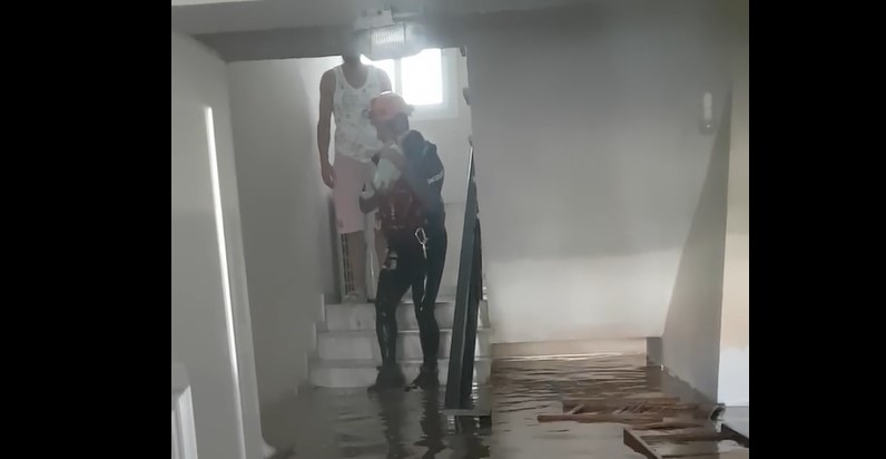 Συγκλονιστικό βίντεο από τον απεγκλωβισμό μωρού από πλημμυρισμένο σπίτι στη Θεσσαλία (VIDEO)