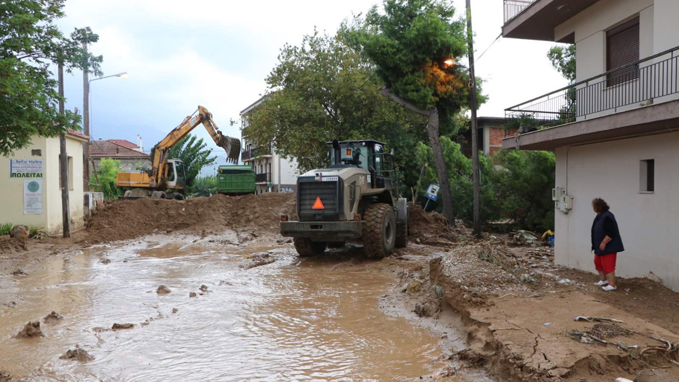Τρεις γέφυρες κατέρρευσαν στη Θεσσαλία
