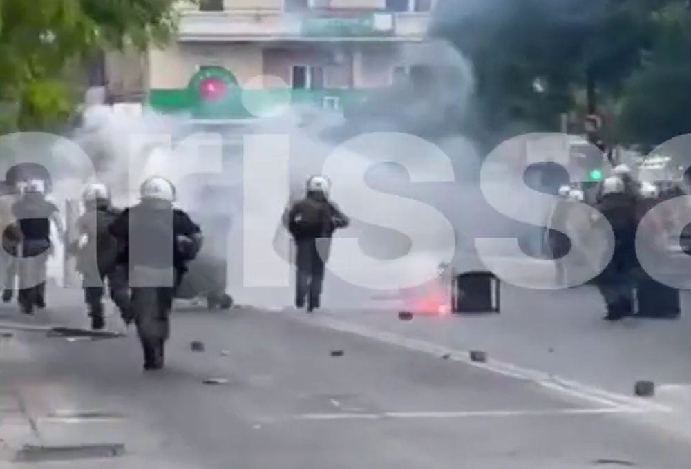 Λάρισα: Επεισόδια σε πορεία διαμαρτυρίας – Χημικά από την αστυνομία σε διαδηλωτές και πλημμυροπαθείς (VIDEO)