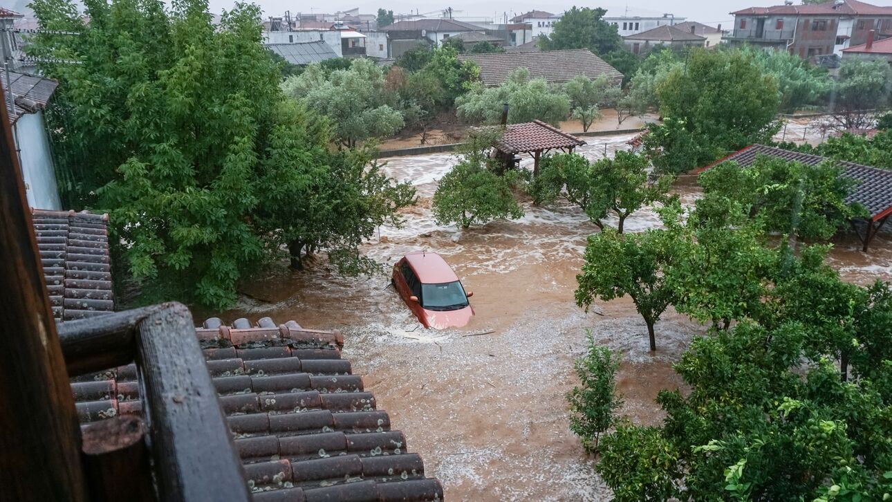 Κακοκαιρία Daniel: Δραματικές ώρες για 9 χωριά σε Καρδίτσα και Τρίκαλα – Οι εγκλωβισμένοι κλαίνε όταν τους διασώζουν (VIDEO)