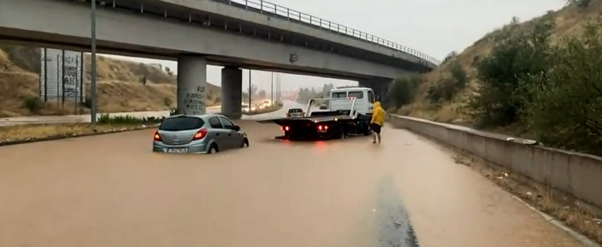 Στο έλεος της κακοκαιρίας ο Βόλος – Πλημμύρες και εγκλωβισμοί πολιτών (VIDEO)