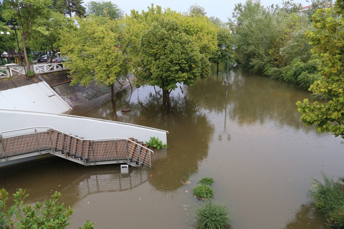 Λάρισα: Εκκενώνονται τρία χωριά – Πλημυρίζουν σπίτια εξαιτίας του Πηνειού (VIDEO)