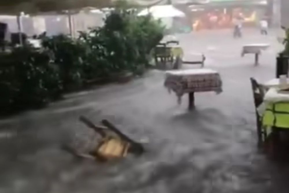 «Daniel»: Χείμαρρος οι δρόμοι στο Μοναστηράκι – Το νερό παρασέρνει τραπέζια (VIDEO)