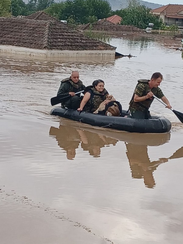 «Daniel»: Μάχη με τον χρόνο δίνουν οι διασώστες – Ολονύχτια προσπάθεια απεγκλωβισμών (VIDEO)