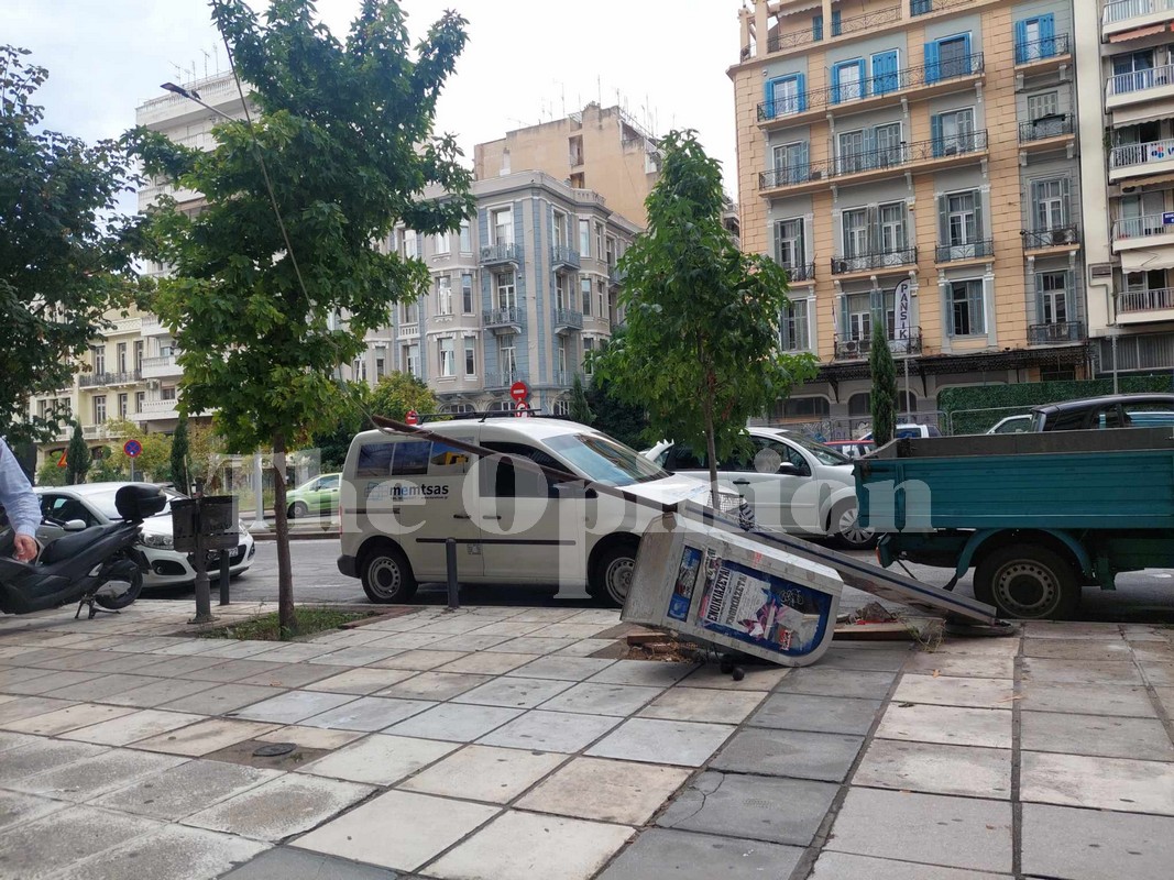 Θεσσαλονίκη: «Ευτυχώς δεν είχαμε τραυματίες» – Ξηλώθηκε τηλεφωνικός θάλαμος στην Αγίας Σοφίας (ΦΩΤΟ+VIDEO)
