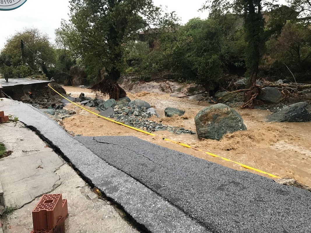 Κακοκαιρία «Daniel»: Εξαφανίστηκε ο δρόμος για Πορταριά (VIDEO)