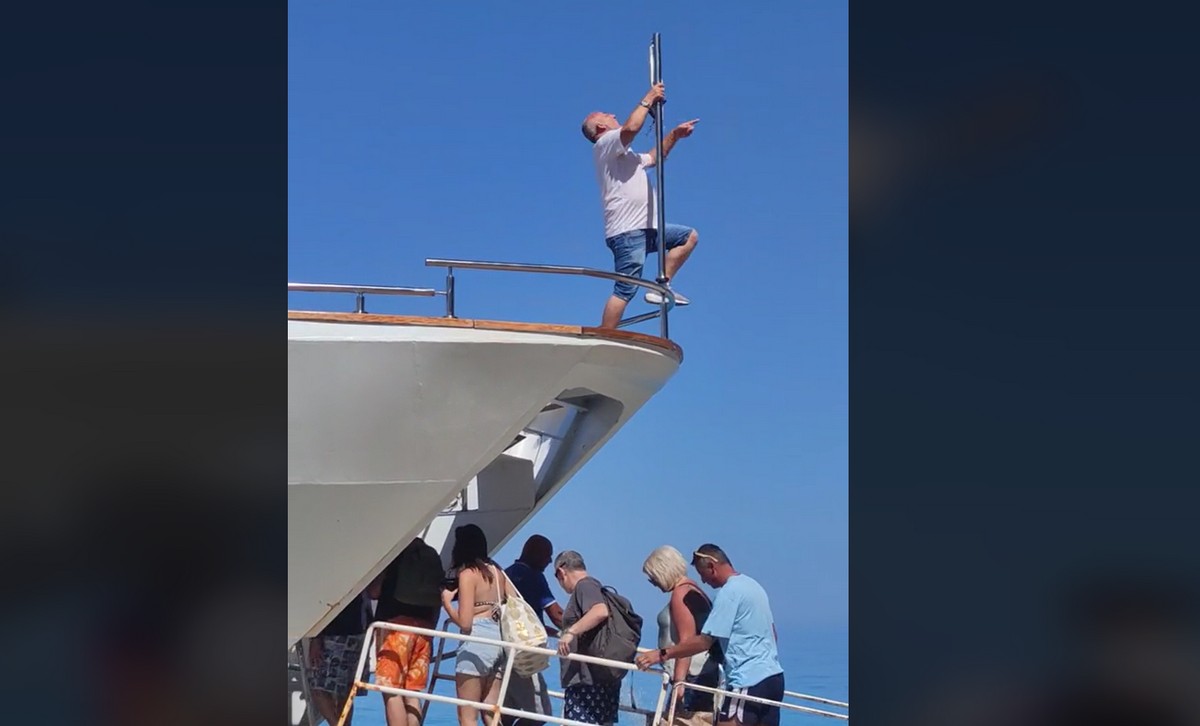 Καπετάνιος υποδέχεται ταξιδιώτες με… Καρρά (VIDEO)