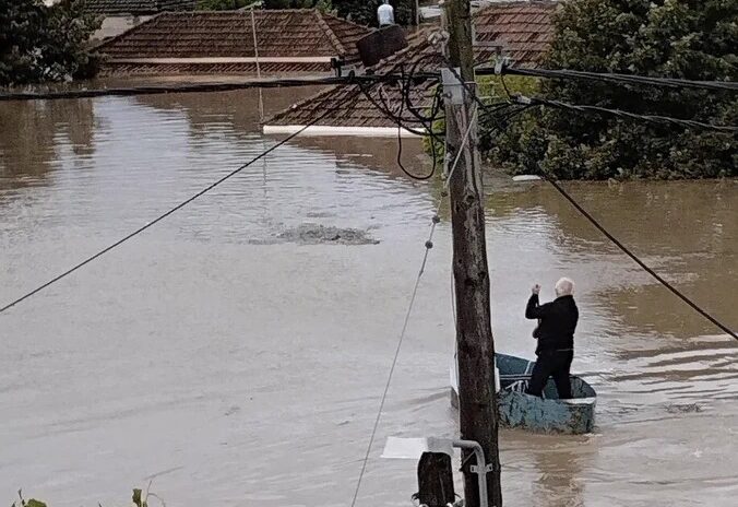 Κακοκαιρία στην Καρδίτσα: Παππούς σε βάρκα αναζητά συμπολίτες του στις στέγες της Μεταμόρφωσης