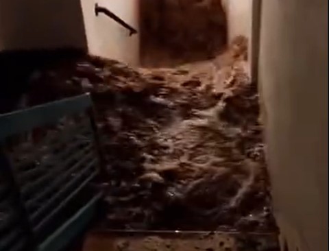 Συγκλονίζει βίντεο που καταγράφει τη στιγμή που τα νερά «εισβάλουν» σε σπίτι στην Καρδίτσα (VIDEO)