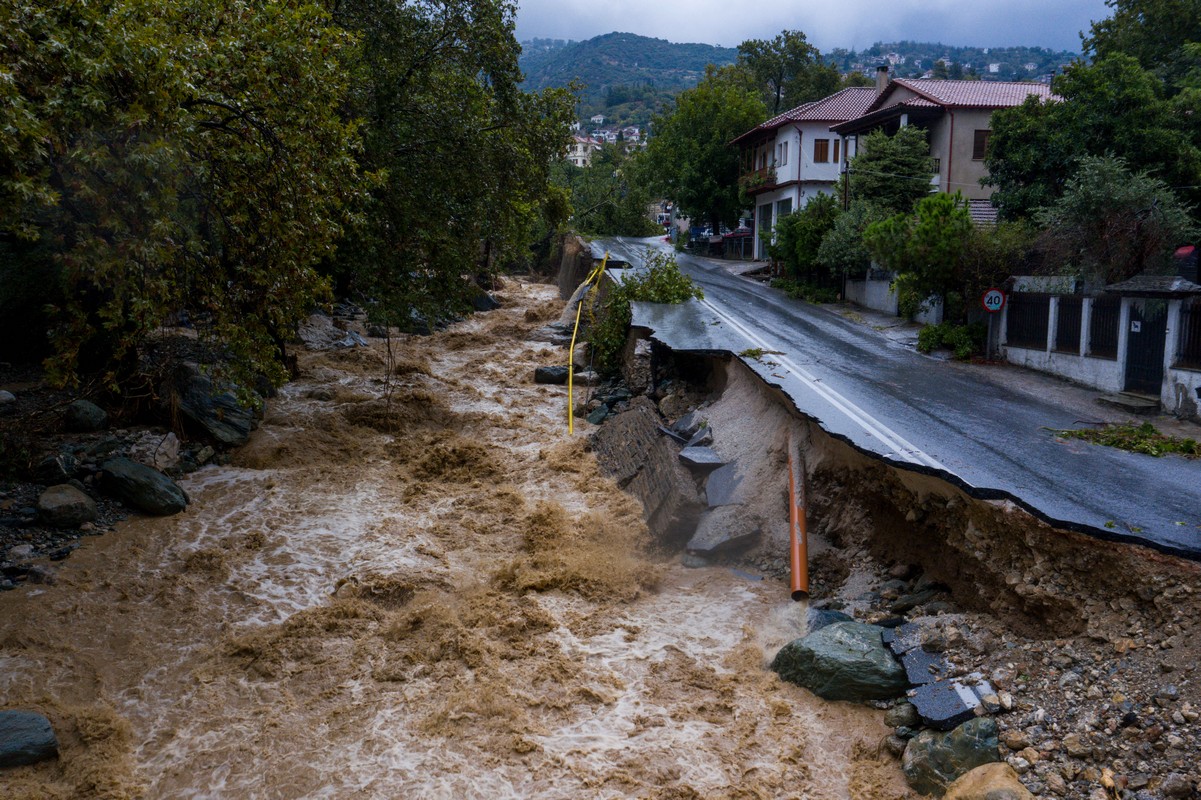 Κακοκαιρία «Daniel»: Χιλιάδες οι κλήσεις που δέχεται η πυροσβεστική