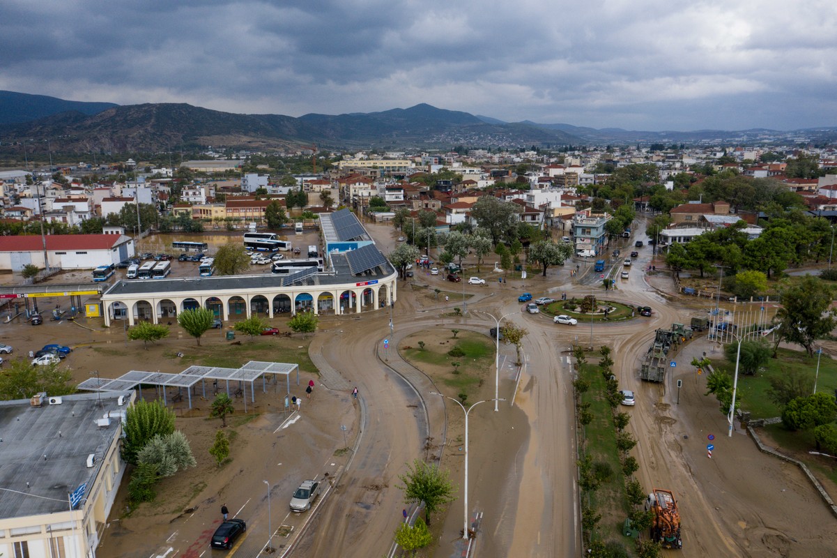 Κακοκαιρία «Daniel»: Μια απέραντη λίμνη ο Βόλος (VIDEO)