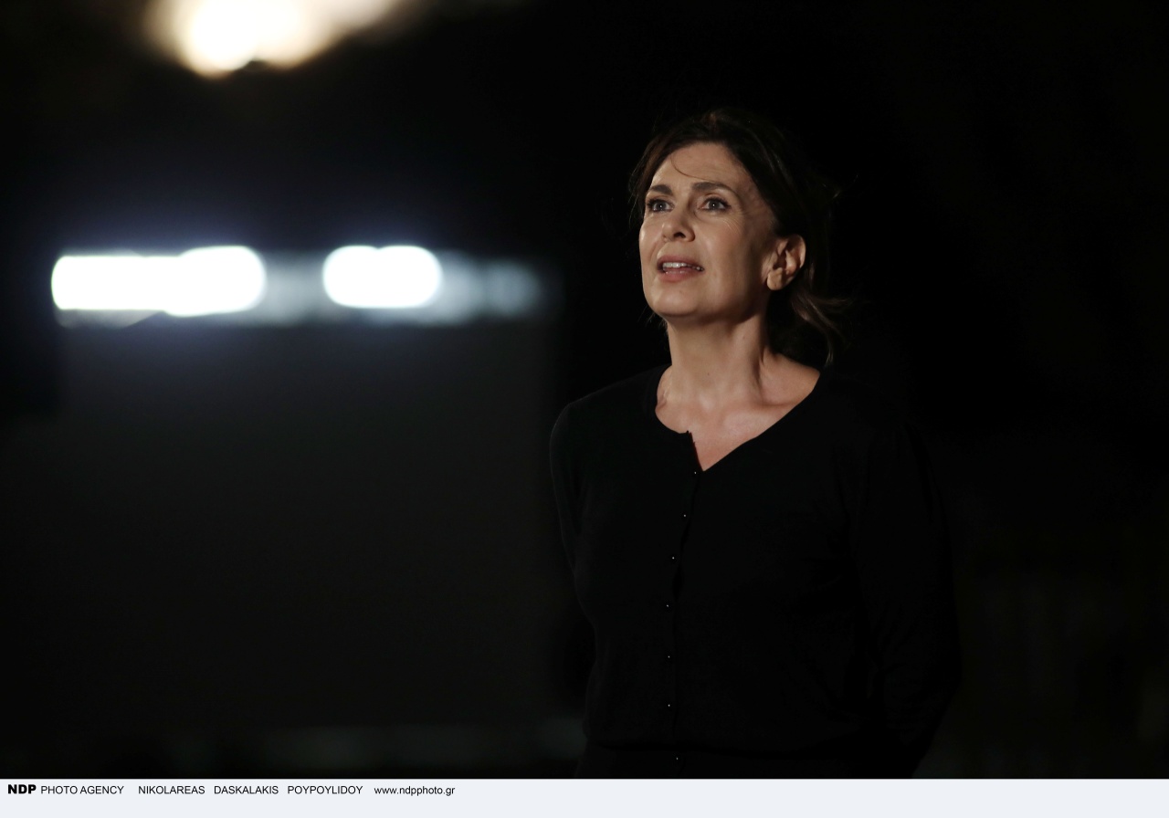 «Η πόρνη από πάνω»: Η πετυχημένη παράσταση ξανά στη Θεσσαλονίκη