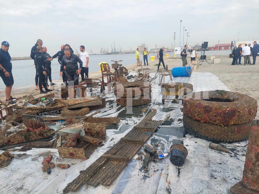 Θεσσαλονίκη: Μπουκάλια, τραπέζια και μια… μπαταρία αυτοκινήτου «βγήκαν» από τον υποθαλάσσιο καθαρισμό του ΟΛΘ (ΦΩΤΟ+VIDEO)