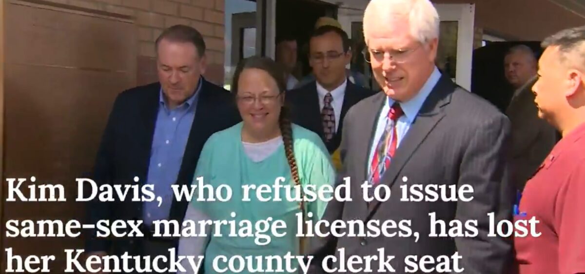 ΗΠΑ: Χιλιάδες δολάρια θα πληρώσει υπάλληλος που δεν εξέδιδε άδεια γάμου σε ομόφυλο ζευγάρι (VIDEO)