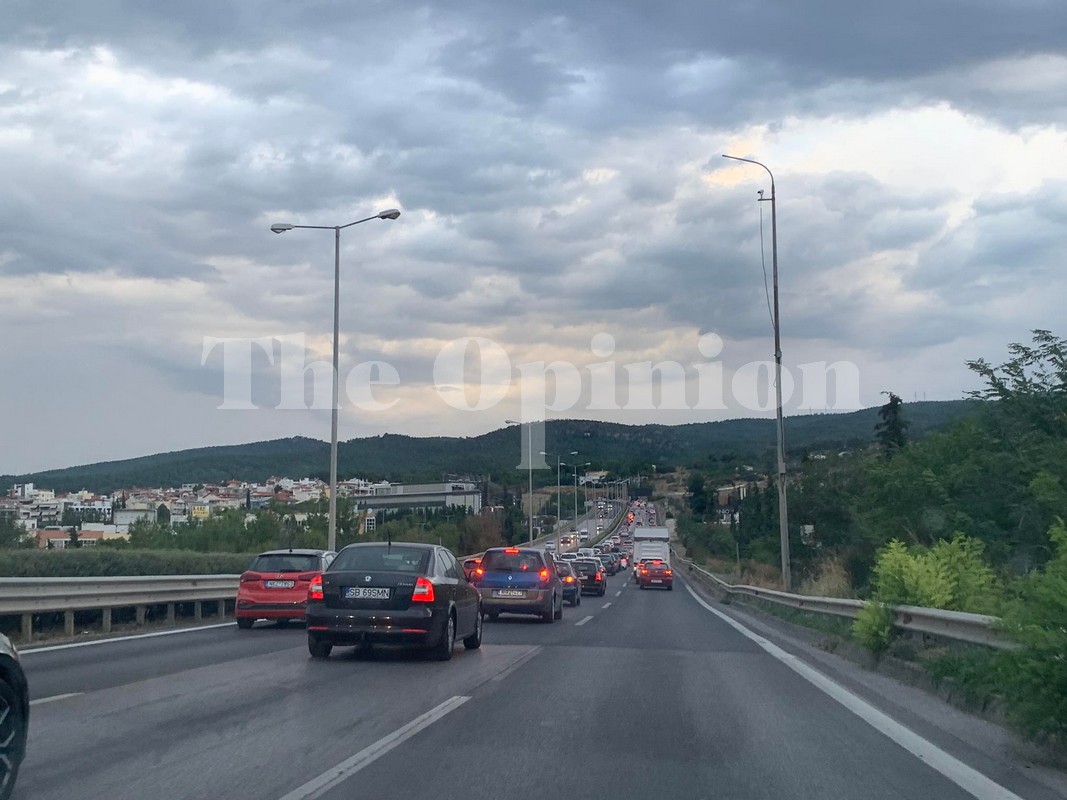 Θεσσαλονίκη: Ακινητοποιήθηκε νταλίκα στoν περιφερειακό – Σημειωτόν η κίνηση