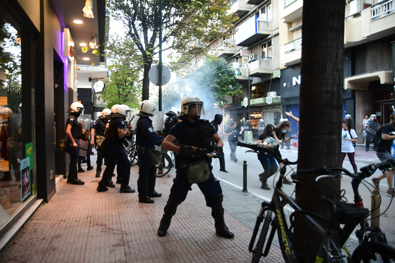 Λάρισα: Ένταση στην πορεία για τις καταστροφές στη Θεσσαλία (ΦΩΤΟ)