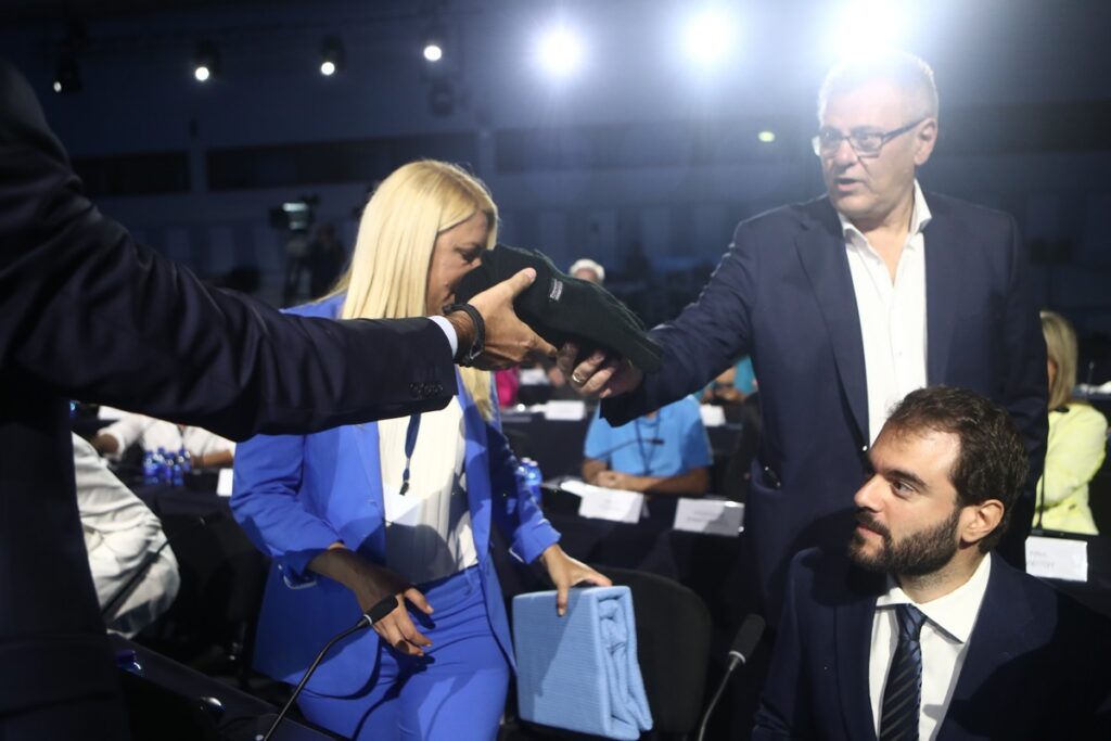 Γιατί έδωσε γάντια και κουβέρτες στους δημοσιογράφους ο Μητσοτάκης (ΦΩΤΟ)
