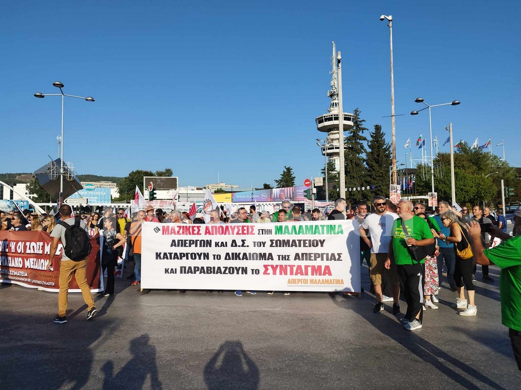 «Τέρμα πια στον εμπαιγμό» – Μαζική συγκέντρωση και πορεία του ΠΑΜΕ στη Θεσσαλονίκη (φωτό – video)