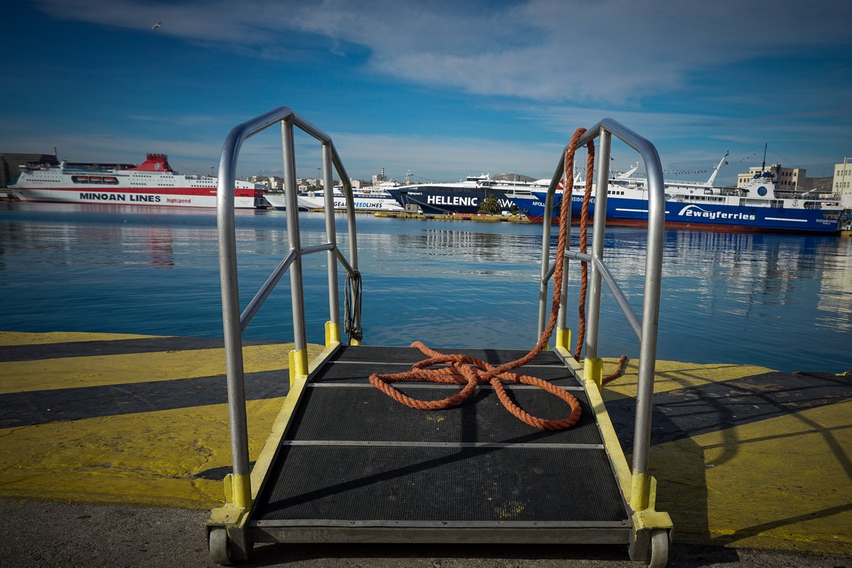 Μπλέχτηκαν οι άγκυρες φορτηγού πλοίου και κρουαζιερόπλοιου