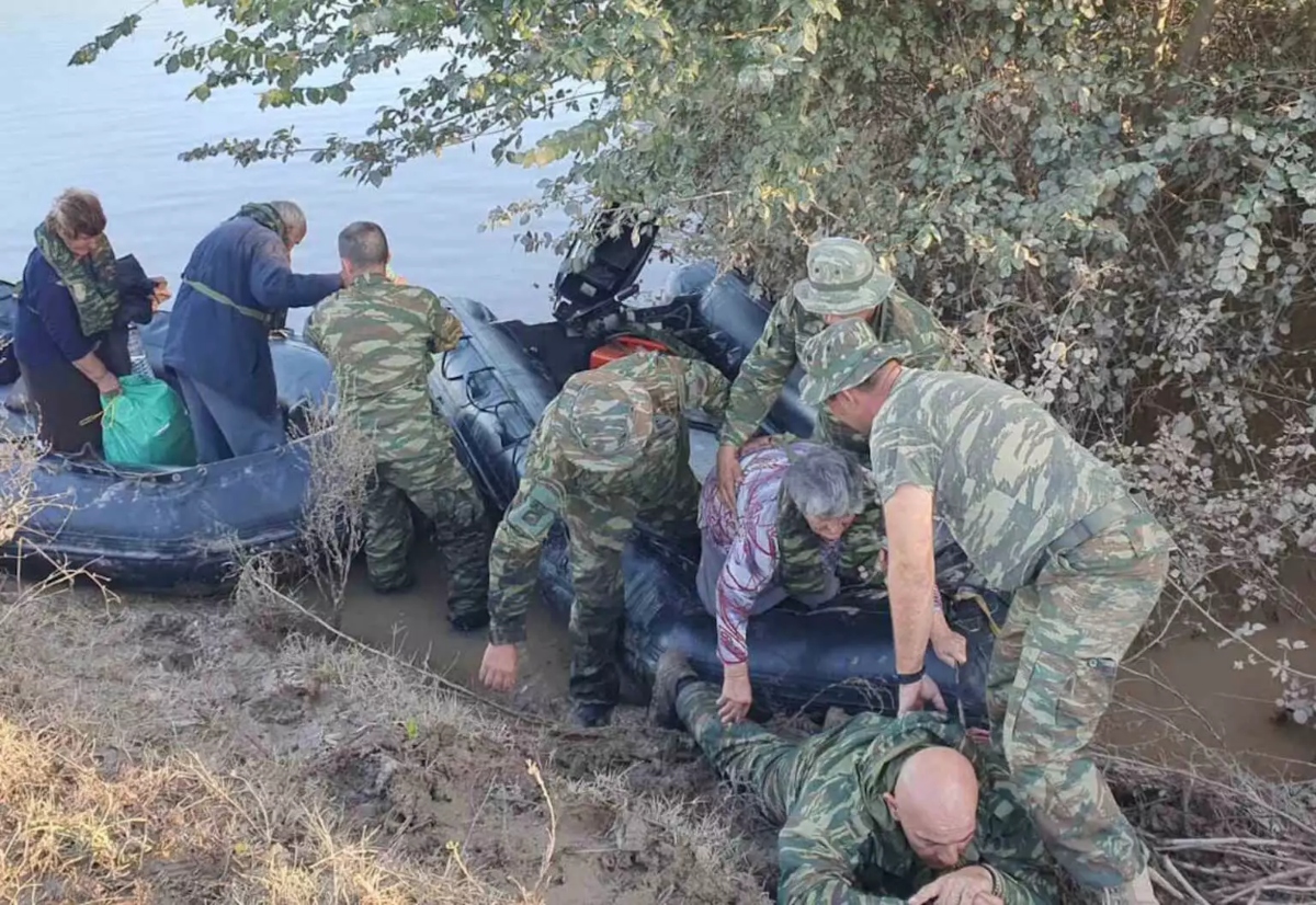 Συγκινεί η ηλικιωμένη που πάτησε σε πεζοναύτη για να σωθεί -«Έλεγε να μη φοβάμαι» (VIDEO)
