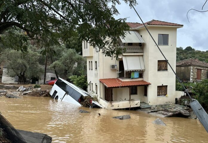 Κακοκαιρία Daniel: Απόκοσμες εικόνες στο Πήλιο – Τριώροφη κατοικία στηρίζεται… σε λεωφορείο (ΦΩΤΟ)