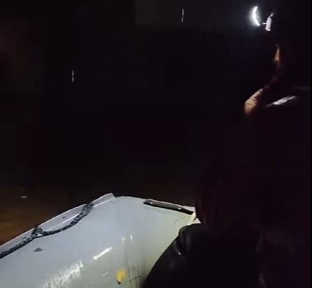 Κακοκαιρία στη Μαγνησία: Πυροσβέστης αναζητά σημάδια ζωής μέσα στη νύχτα (VIDEO)