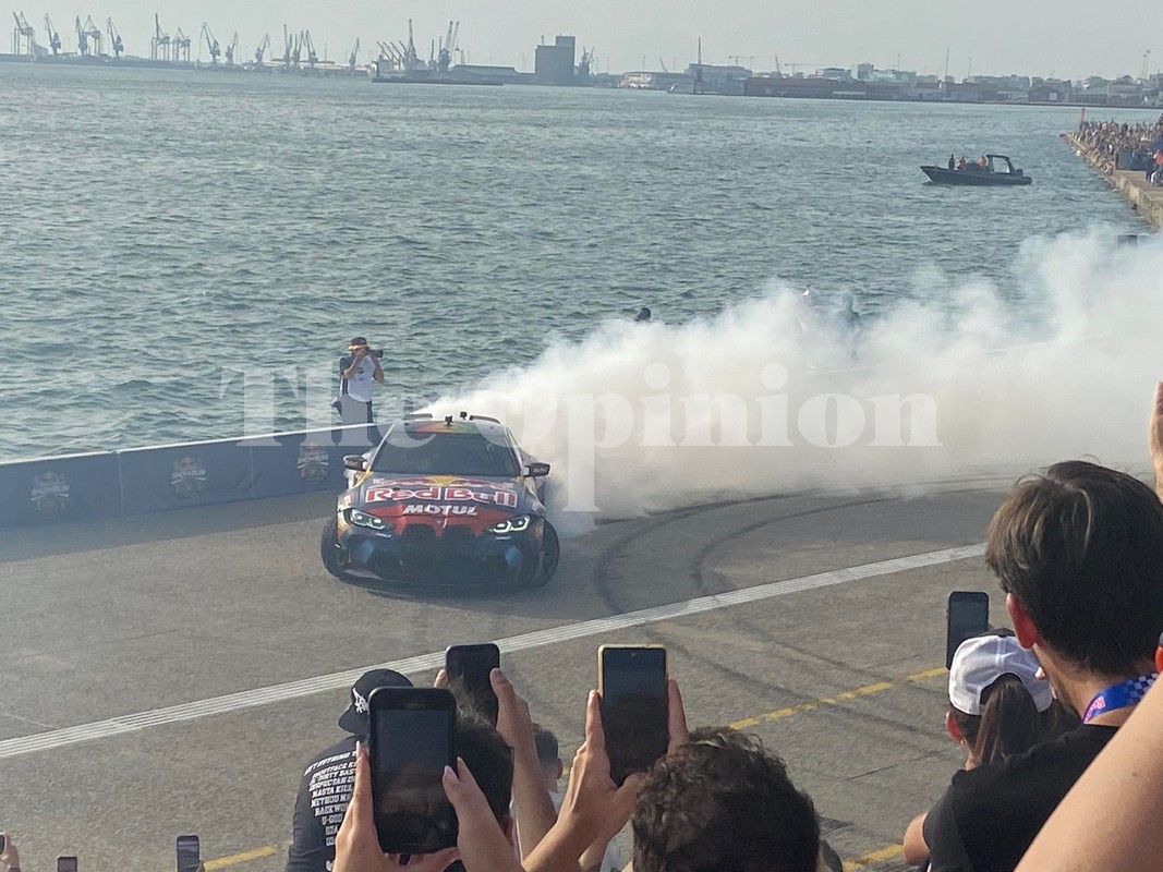 Άρχισε η αποκατάσταση της Νέας Παραλίας με ειδικά μηχανήματα μετά το Redbull Showrun (VIDEO)