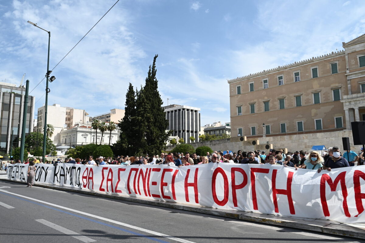 «Πνίξατε τον κάμπο» – Διαμαρτυρία στο Σύνταγμα για τους πληγέντες από την κακοκαιρία (ΦΩΤΟ)