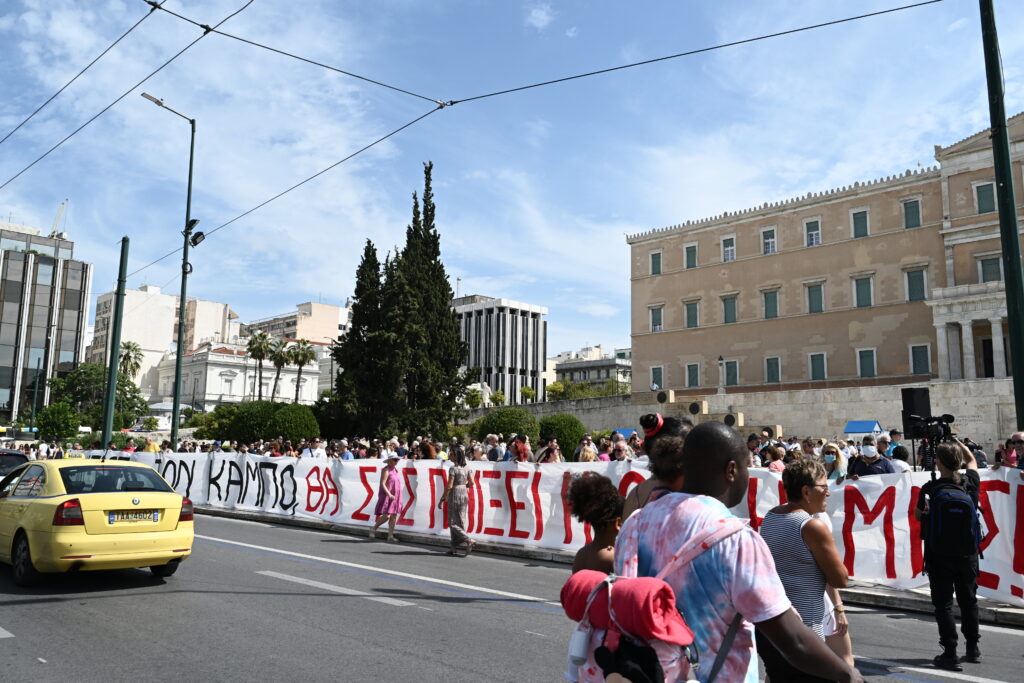«Πνίξατε τον κάμπο» – Διαμαρτυρία στο Σύνταγμα για τους πληγέντες από την κακοκαιρία (ΦΩΤΟ)