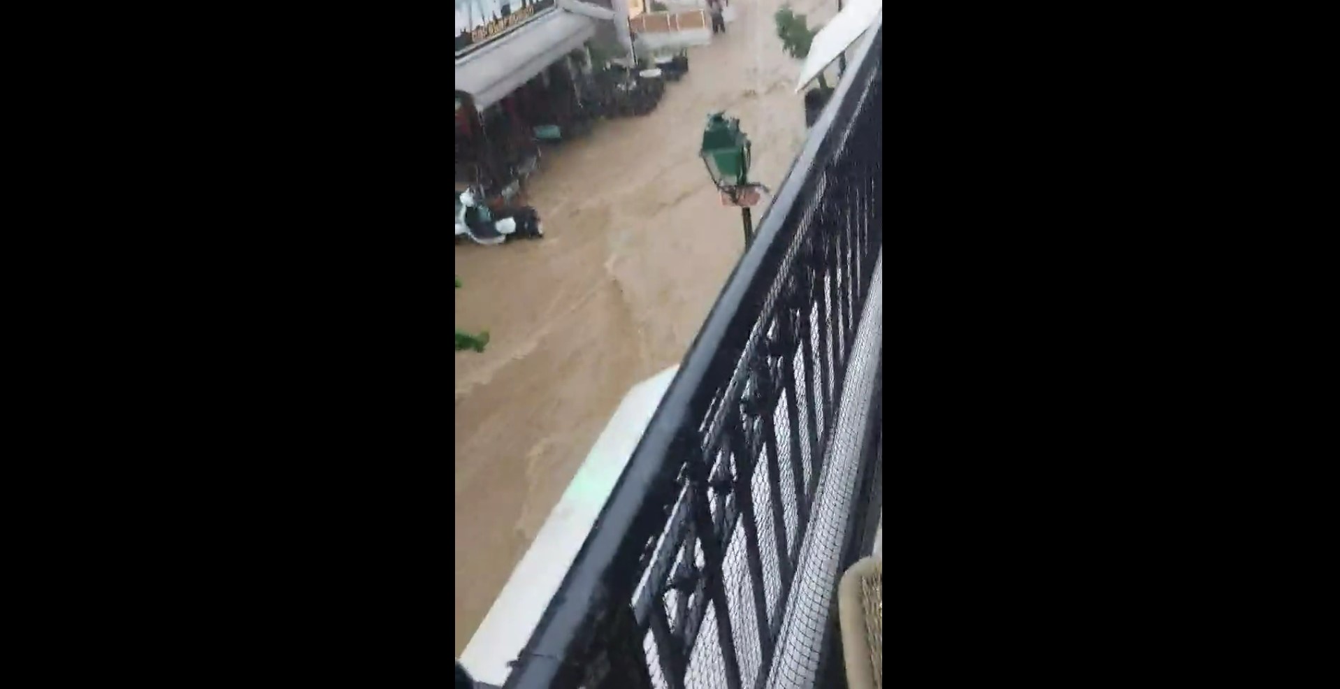 Κακοκαιρία στη Σκιάθο: Χείμαρροι στους δρόμους μέσα στη Χώρα (VIDEO)