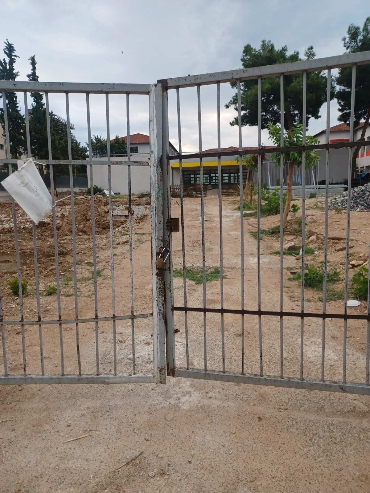 «Λαϊκή Συσπείρωση»: Απαράδεκτη η κατάσταση στο προαύλιο του σχολικού συγκροτήματος στην Τούμπα (ΦΩΤΟ)