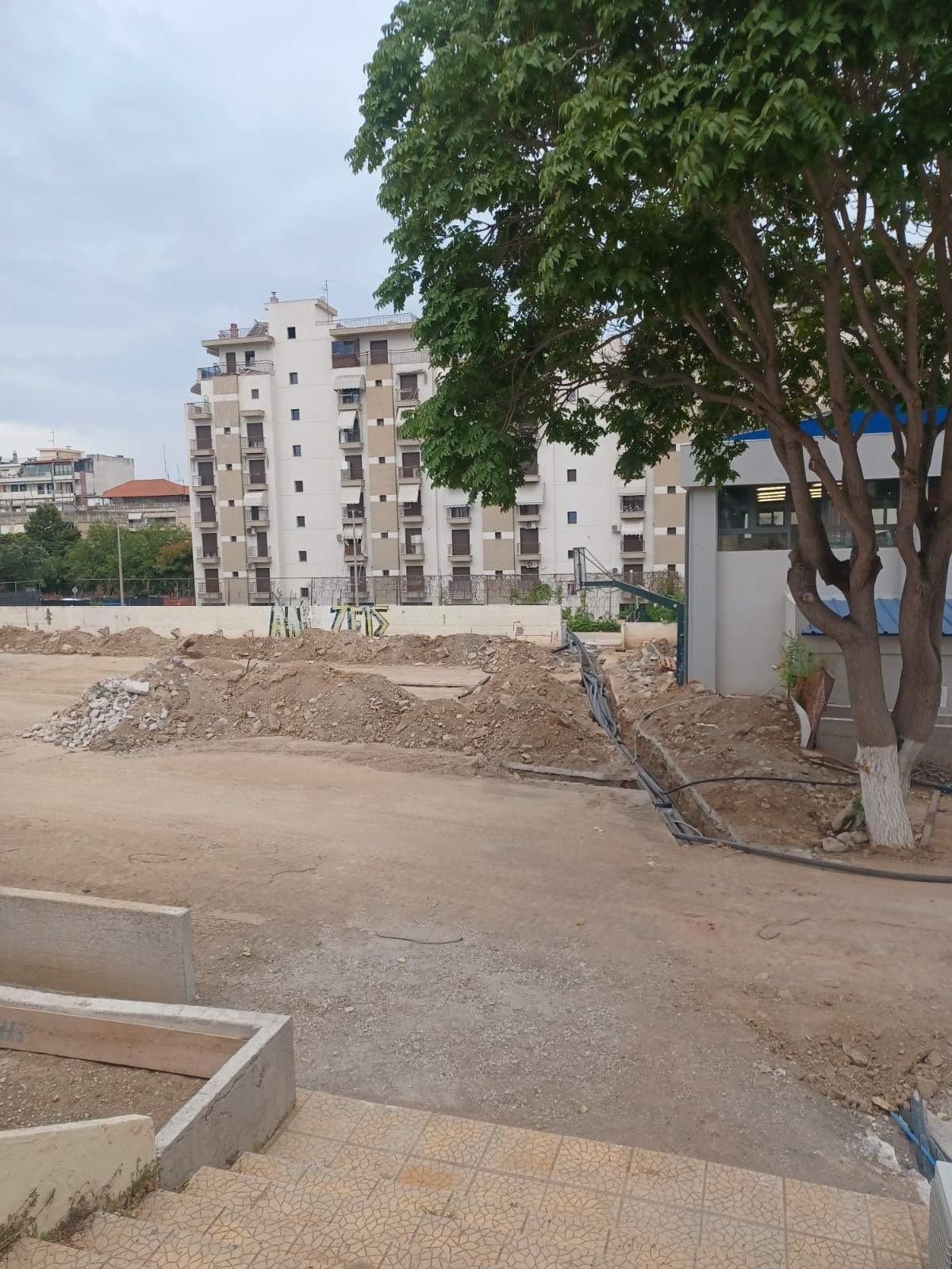«Λαϊκή Συσπείρωση»: Απαράδεκτη η κατάσταση στο προαύλιο του σχολικού συγκροτήματος στην Τούμπα (ΦΩΤΟ)