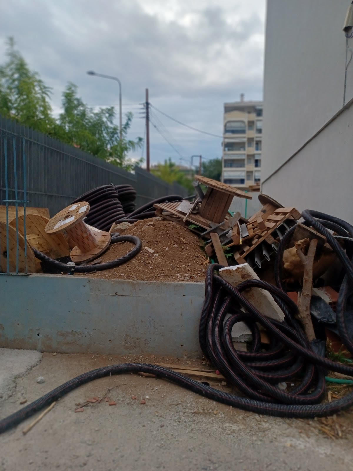 «Λαϊκή Συσπείρωση»: Απαράδεκτη η κατάσταση στο προαύλιο του σχολικού συγκροτήματος στην Τούμπα (ΦΩΤΟ)