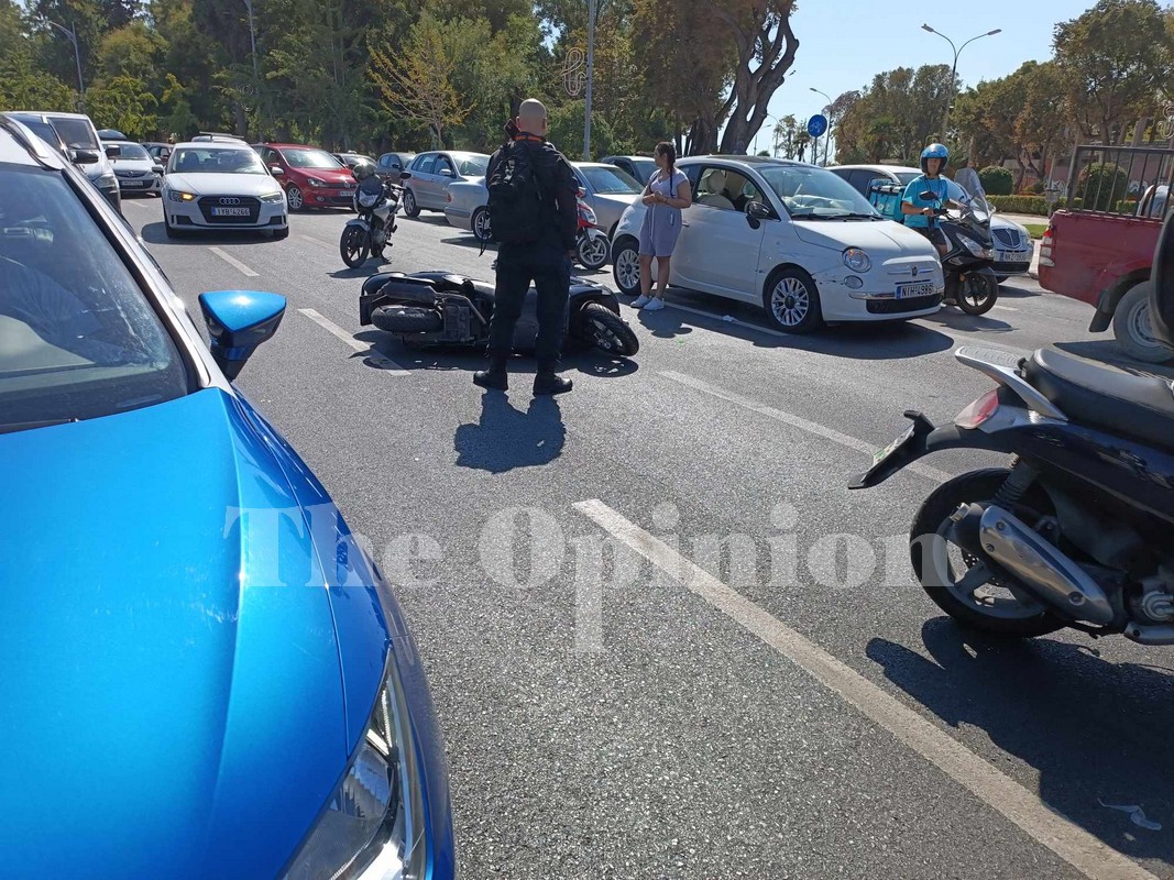 Τροχαίο στην Πλατεία της ΧΑΝΘ – Δύο τραυματίες (ΦΩΤΟ)