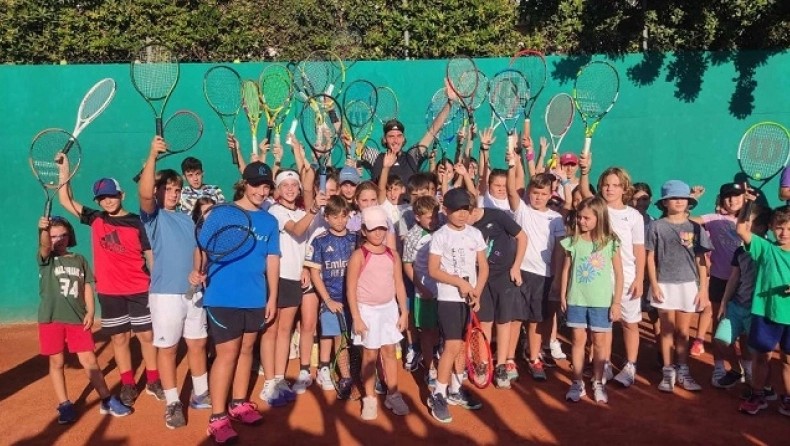 Τσιτσιπάς και Μπαντόσα έπαιξαν τένις με παιδιά στη Γλυφάδα (ΦΩΤΟ+video)
