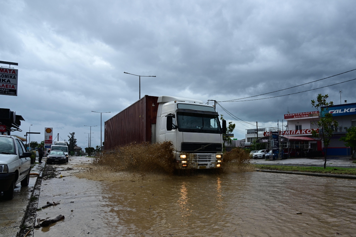 Κακοκαιρία Daniel: Έξι οι νεκροί – Δεκάδες οι αγνοούμενοι στη Θεσσαλία (VIDEO)