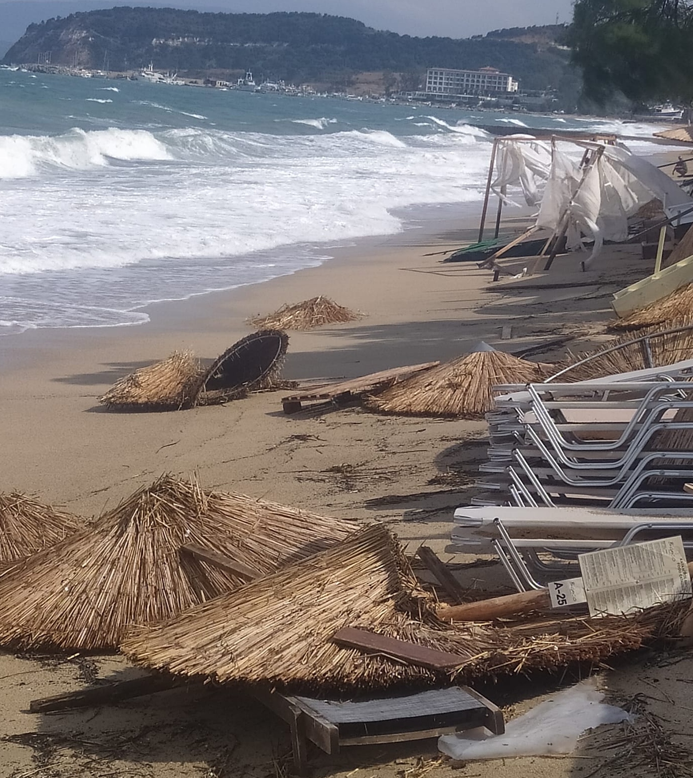 Κακοκαιρία Daniel: «Ξεριζώθηκαν» τα beach bar στην Ιερισσό (ΦΩΤΟ)
