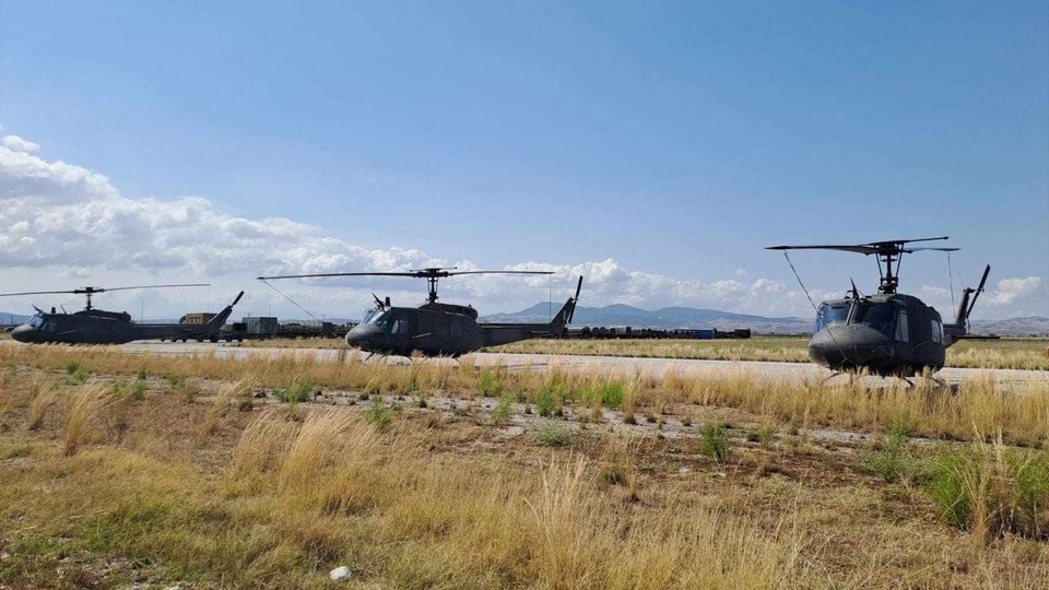 Σε στεγνό μέρος μεταφέρθηκαν τα ελικόπτερα από το Στεφανοβίκειο