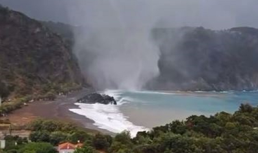 Kακοκαιρία Daniel: Υδροστρόβιλος στην Εύβοια – Πλημμύρισαν σπίτια και δρόμοι (VIDEO)