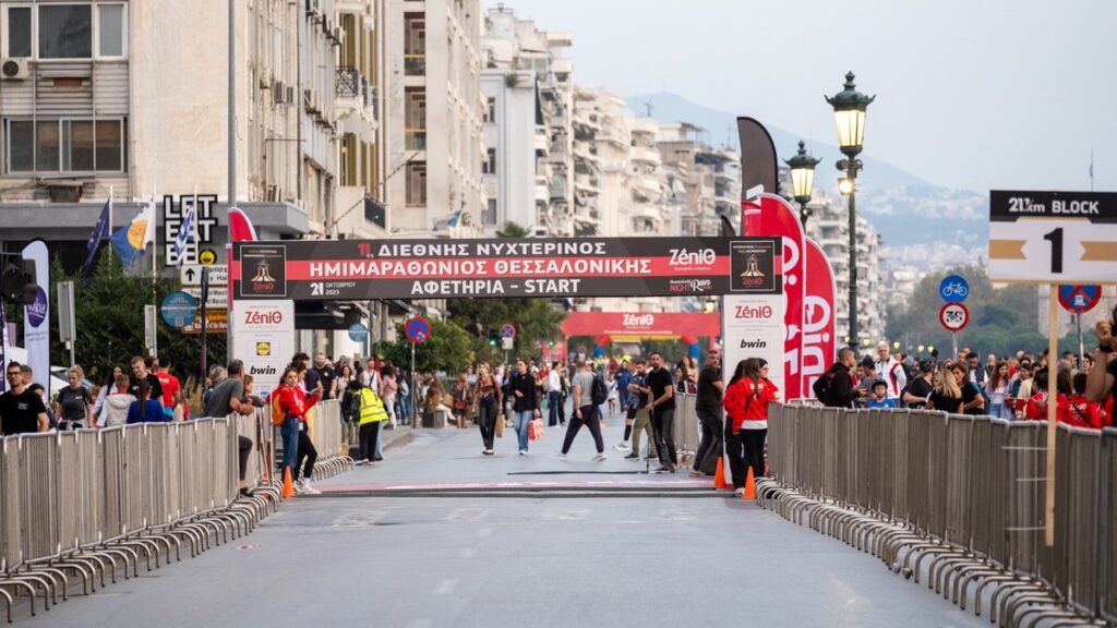 Μαγική βραδιά με 18.000 δρομείς στη Θεσσαλονίκη (ΦΩΤΟΡΕΠΟΡΤΑΖ)