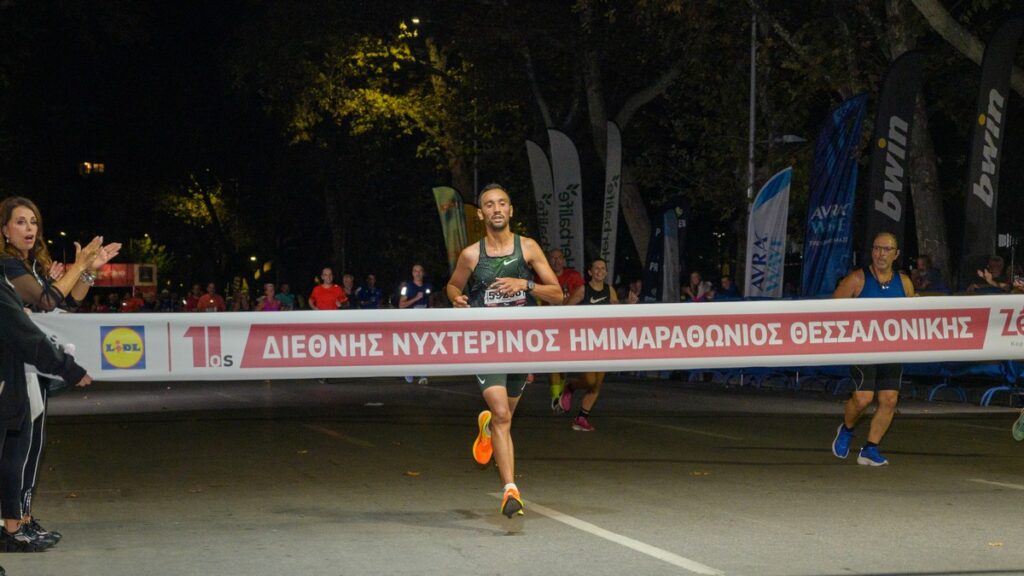 Μαγική βραδιά με 18.000 δρομείς στη Θεσσαλονίκη (ΦΩΤΟΡΕΠΟΡΤΑΖ)