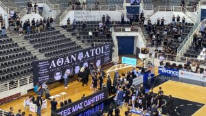 Συγκινητική στιγμή στο Παλατάκι: Οι παίκτες άφησαν στεφάνια και λουλούδια για τους αδικοχαμένους οπαδούς στα Τέμπη (ΦΩΤΟ+video)